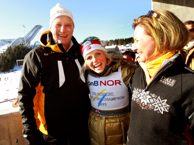 VM i Oslo 2011: Therese Johaug på Kongetribunen etter seier på 30 kilometer. Foto: Lise Åserud / Scanpix